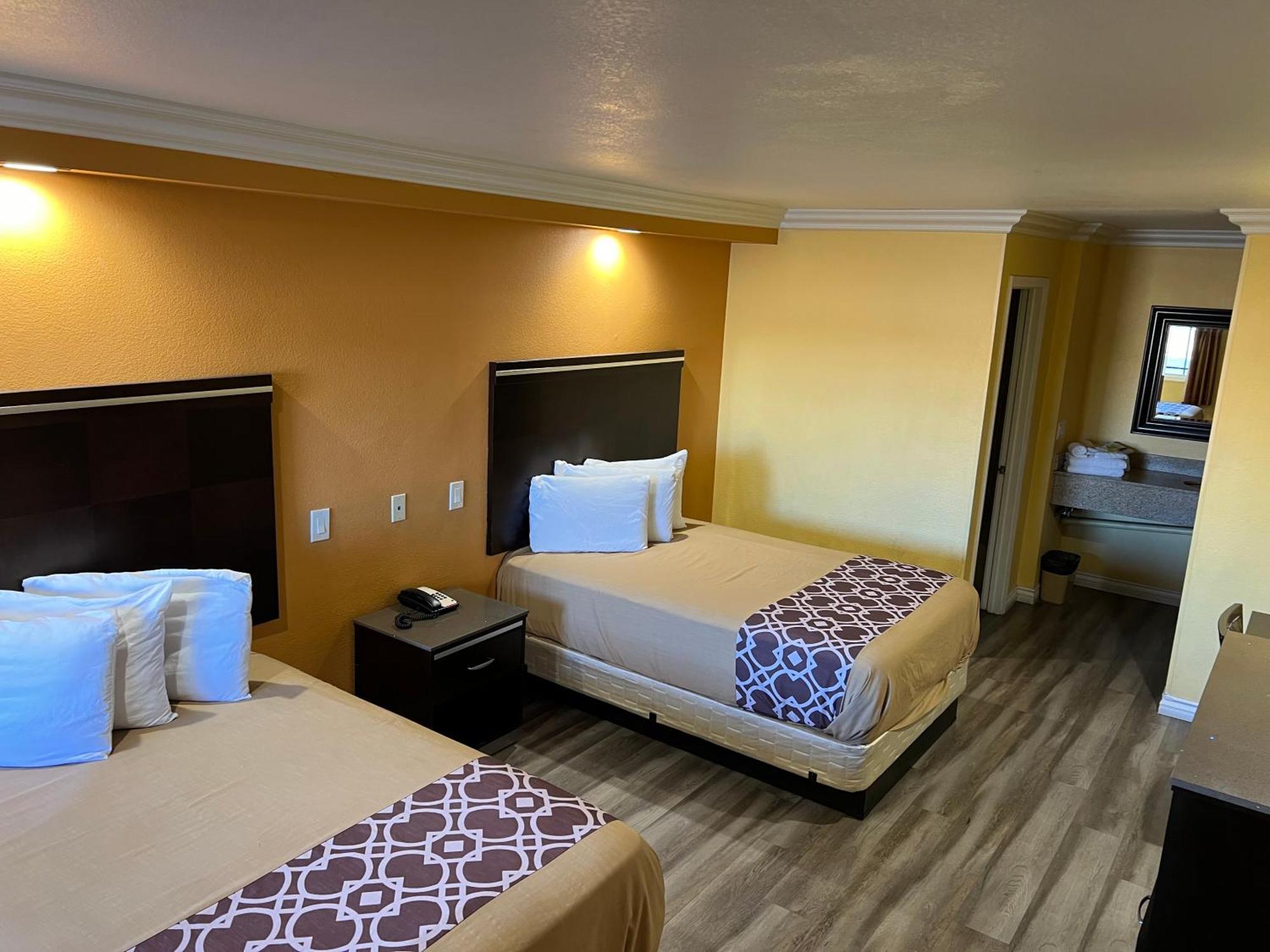 Industry Inn & Suites 라푸엔테 외부 사진