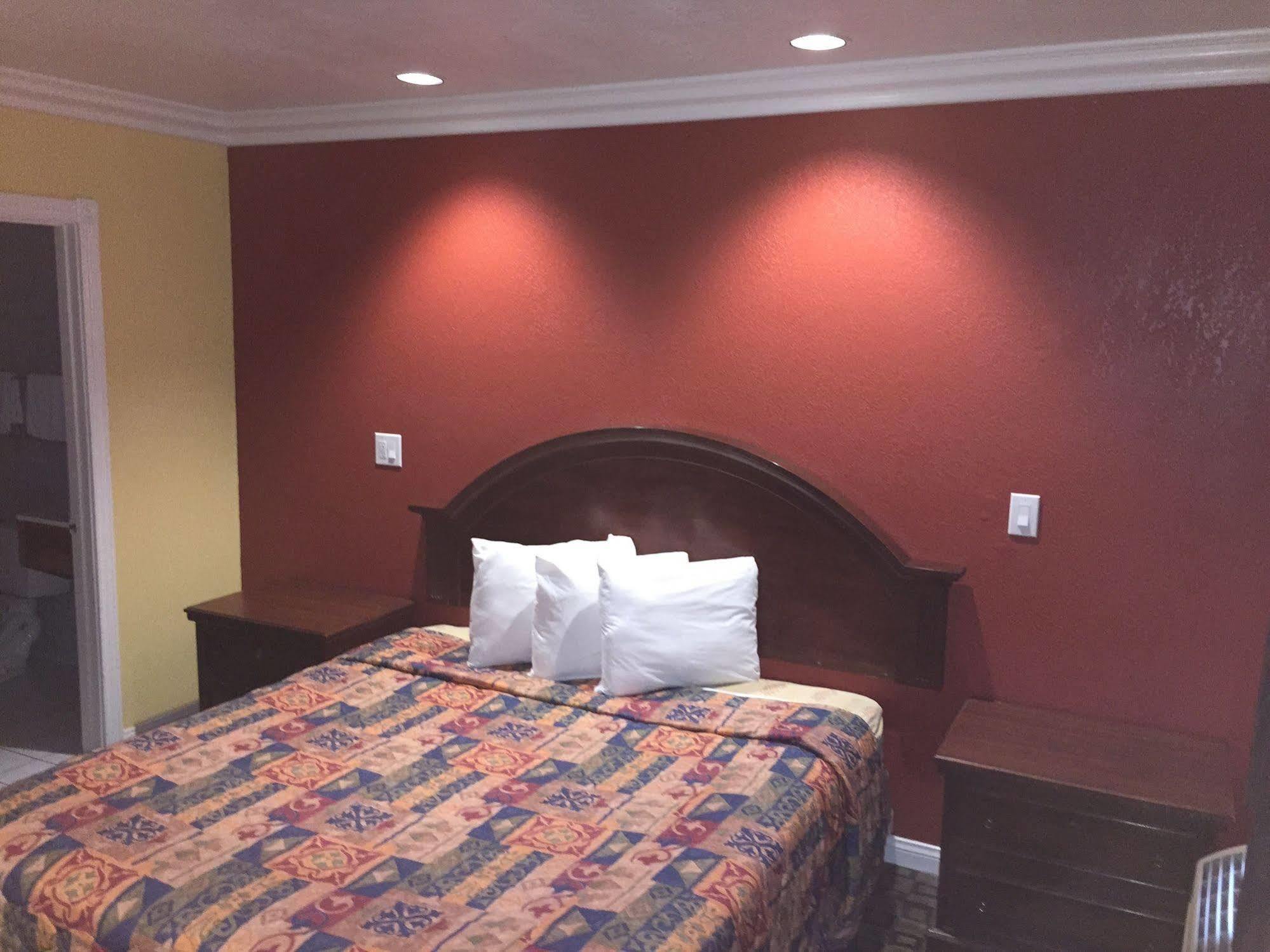 Industry Inn & Suites 라푸엔테 외부 사진