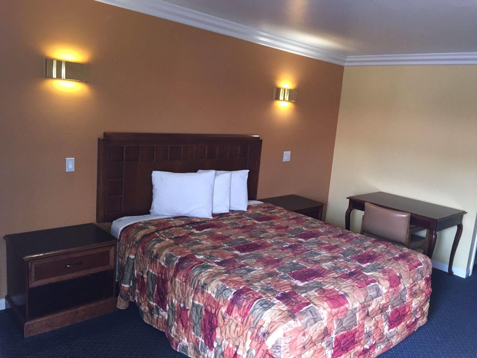 Industry Inn & Suites 라푸엔테 외부 사진